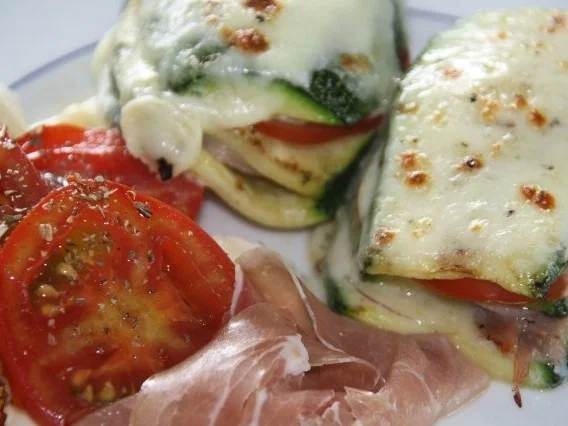 Zucchini geschichtet und überbacken - Rezept