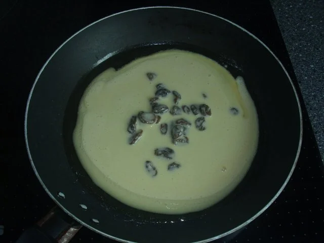 Rezept: Rosinen-Eierkuchen mit Eis und Schokososse Bild Nr. 4 Rosinen-Eierkuchen mit Eis und Schokososse - Rezept - Bild Nr. 4