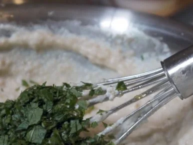 Rezept: Tonka-Crepes mit Apfel-Karamell-Minz-Füllung Bild Nr. 6 Tonka-Crepes mit Apfel-Karamell-Minz-Füllung - Rezept - Bild Nr. 6