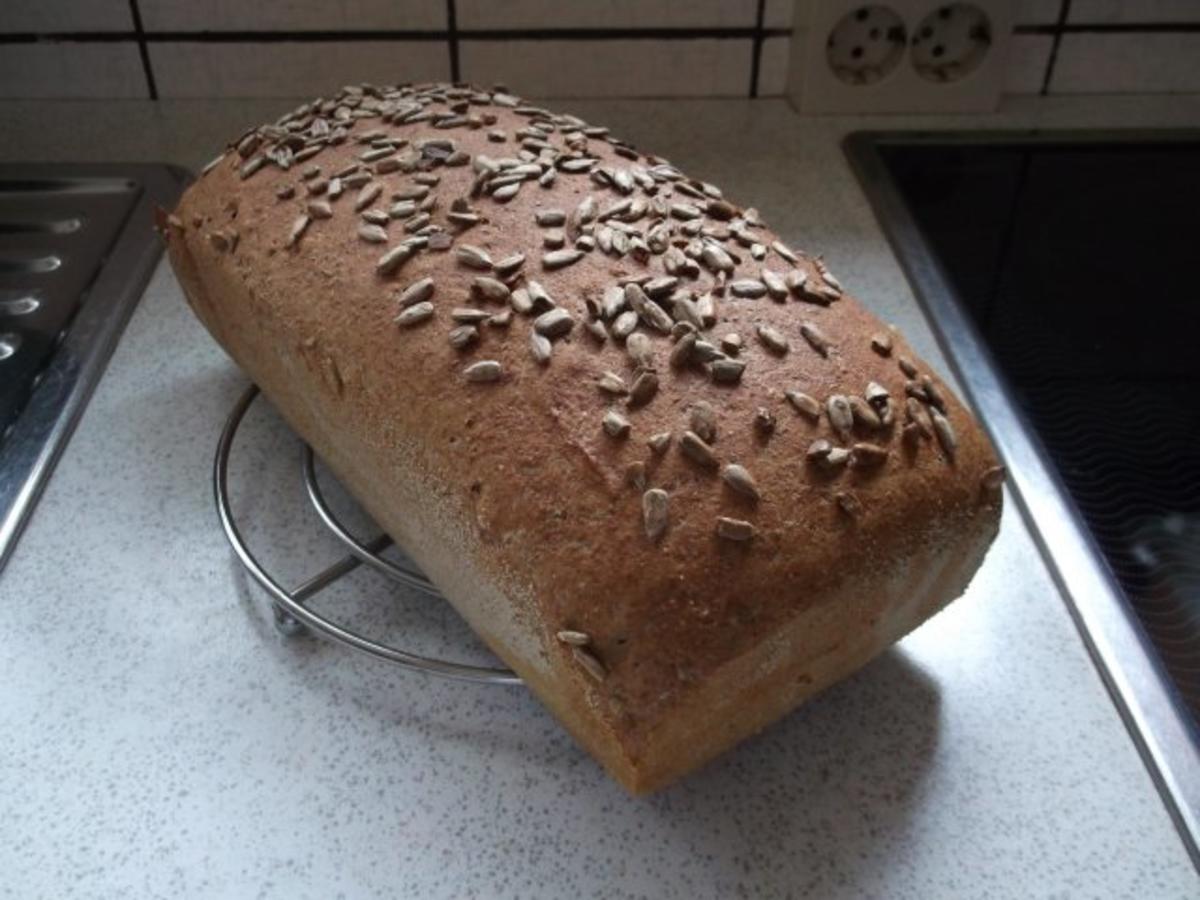 Sonnenblumenbrot mit Dinkelvollkornmehl und Weizenvollkornmehl - Rezept ...