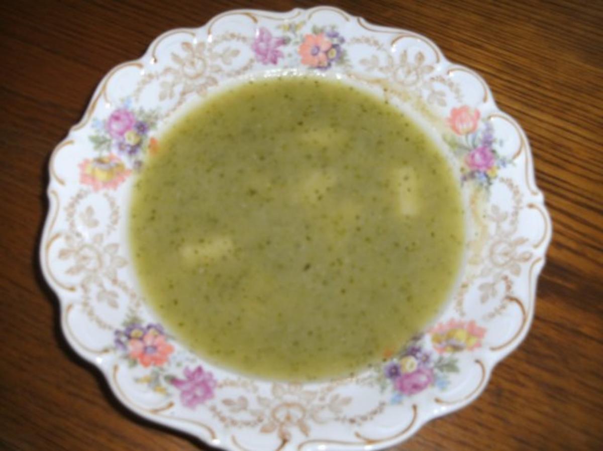 Suppe: Zucchinisuppe mit Spargelbrühe - Rezept