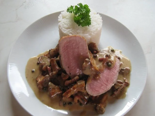 Rezept: rosa gebratenes Schweinefilet mit Pfifferling-Pfefferrahmsauce rosa gebratenes Schweinefilet mit Pfifferling-Pfefferrahmsauce - Rezept