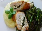 Hähnchenbrustfilet, gefüllt mit Schafskäse, Basilikum und Parmesan, dazu grüne Bohnen - Rezept