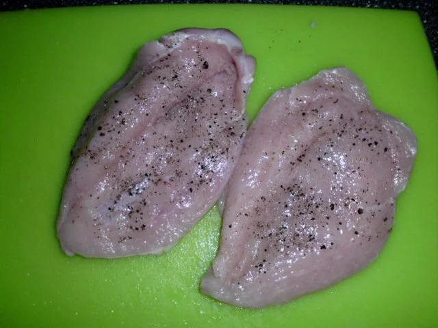 Hähnchenbrustfilet, gefüllt mit Schafskäse, Basilikum und Parmesan, dazu grüne Bohnen - Rezept - Bild Nr. 2