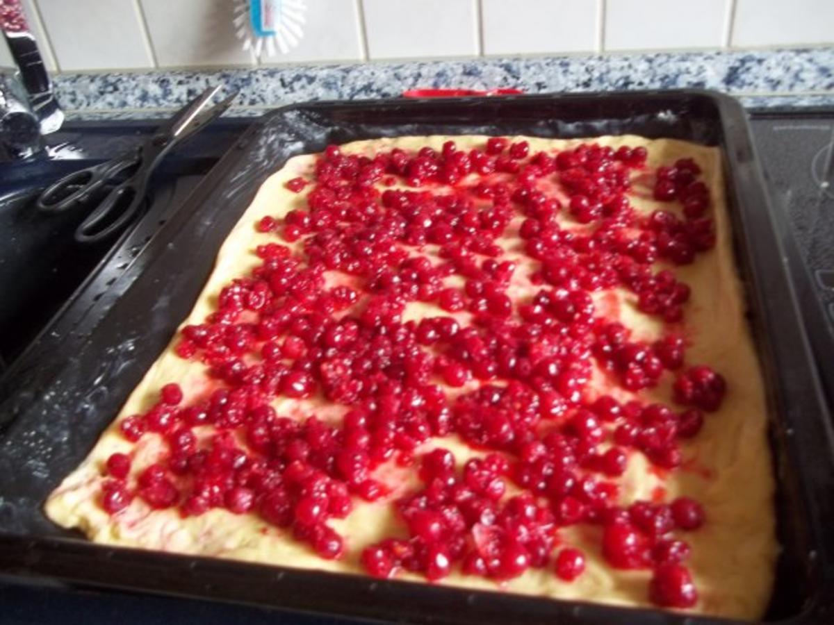 Johannisbeer-Streusel-Kuchen vom Blech - Rezept - kochbar.de