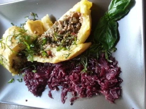Kartoffeln-Pilzroulade mit Rotkohl - Rezept