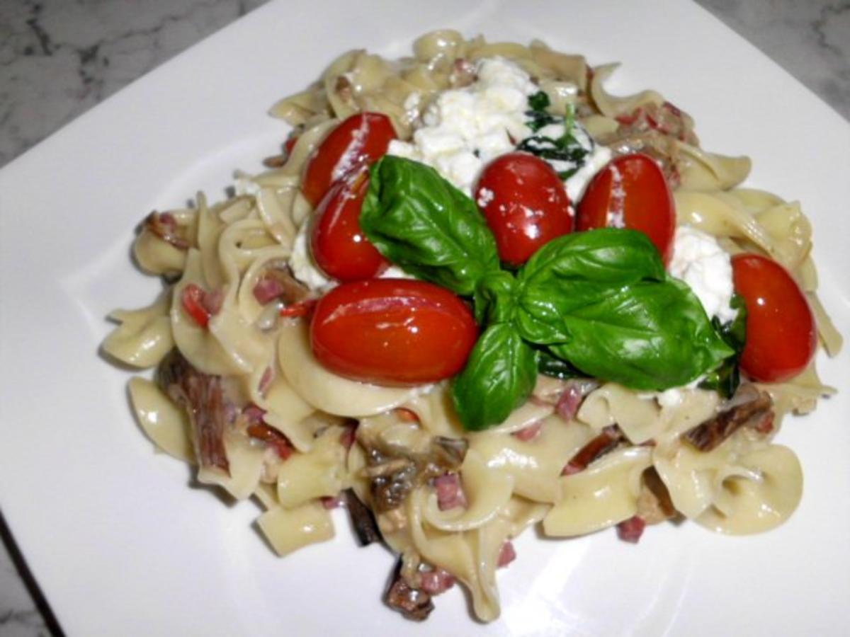 Pasta in einer Schinken-Pilz-Sahne Sauce, dazu Schafskäse, Tomaten mit ...