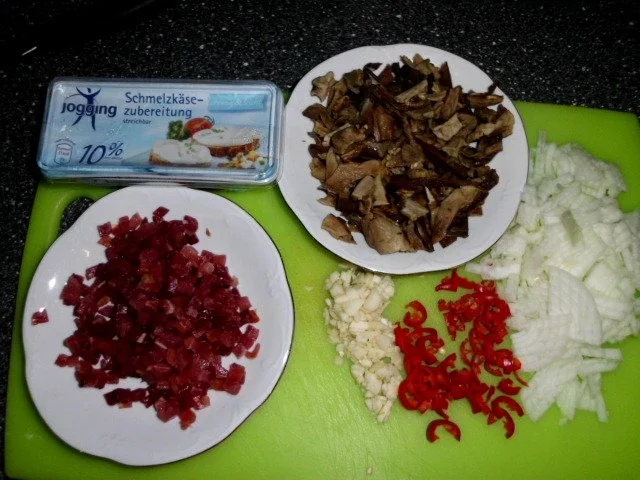 Rezept: Pasta in einer Schinken-Pilz-Sahne Sauce, dazu Schafskäse, Tomaten mit Basilkum Bild Nr. 3 Pasta in einer Schinken-Pilz-Sahne Sauce, dazu Schafskäse, Tomaten mit Basilkum - Rezept - Bild Nr. 3