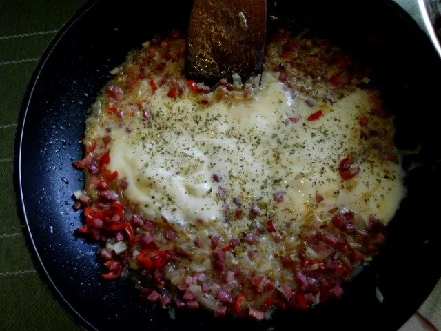 Rezept: Pasta in einer Schinken-Pilz-Sahne Sauce, dazu Schafskäse, Tomaten mit Basilkum Bild Nr. 5 Pasta in einer Schinken-Pilz-Sahne Sauce, dazu Schafskäse, Tomaten mit Basilkum - Rezept - Bild Nr. 5