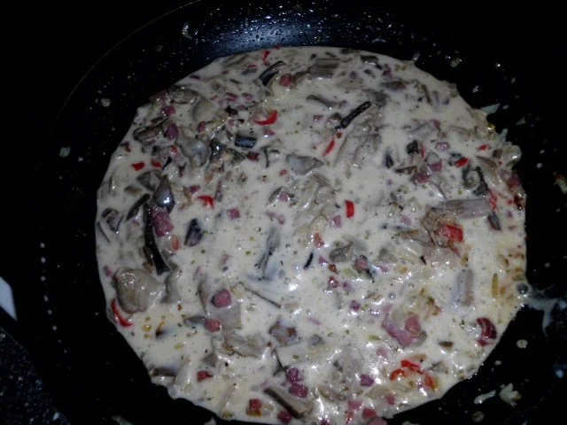 Rezept: Pasta in einer Schinken-Pilz-Sahne Sauce, dazu Schafskäse, Tomaten mit Basilkum Bild Nr. 6 Pasta in einer Schinken-Pilz-Sahne Sauce, dazu Schafskäse, Tomaten mit Basilkum - Rezept - Bild Nr. 6