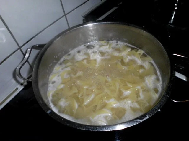 Rezept: Pasta in einer Schinken-Pilz-Sahne Sauce, dazu Schafskäse, Tomaten mit Basilkum Bild Nr. 7 Pasta in einer Schinken-Pilz-Sahne Sauce, dazu Schafskäse, Tomaten mit Basilkum - Rezept - Bild Nr. 7