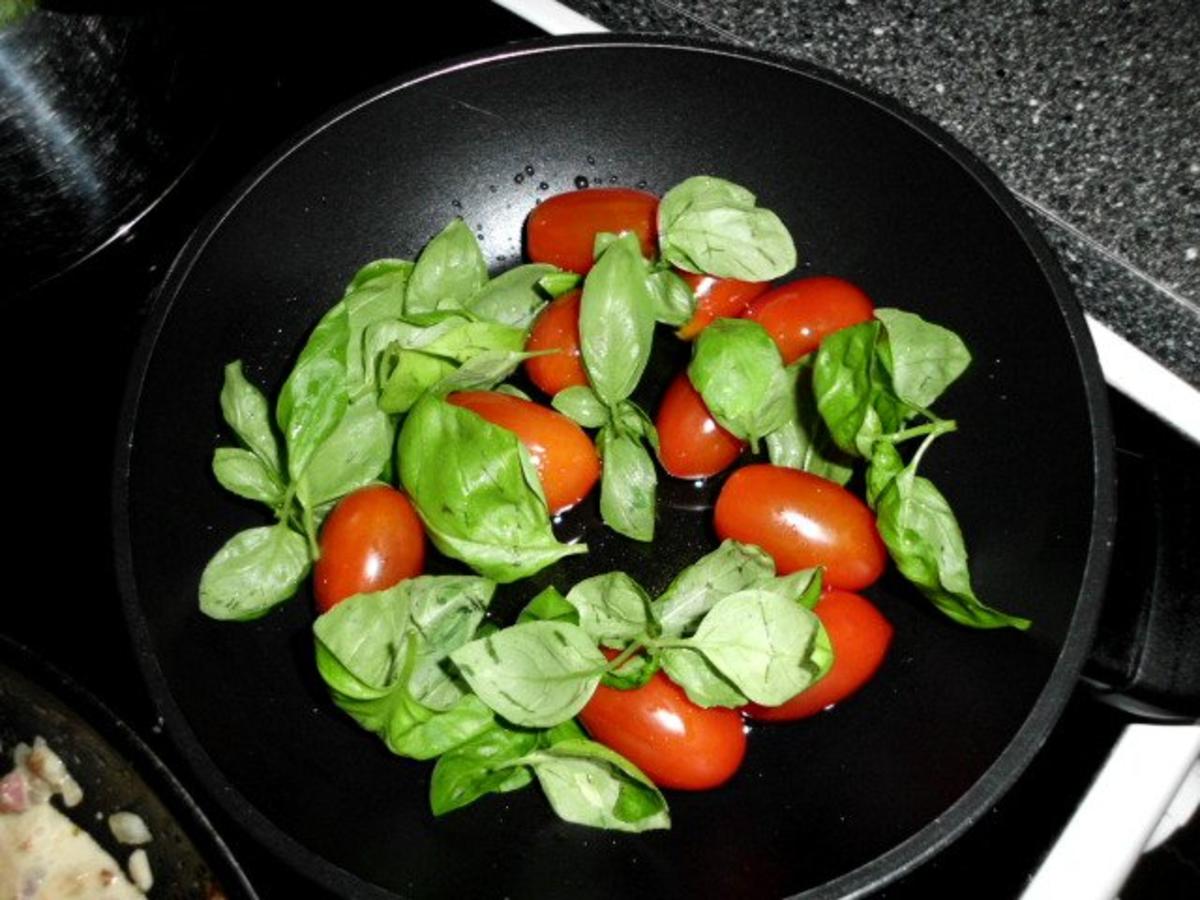 Pasta in einer Schinken Pilz Sahne Sauce, dazu Schafskäse, Tomaten mit ...