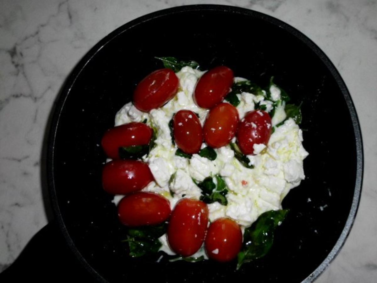 Pasta in einer Schinken-Pilz-Sahne Sauce, dazu Schafskäse, Tomaten mit Basilkum - Rezept - Bild Nr. 12