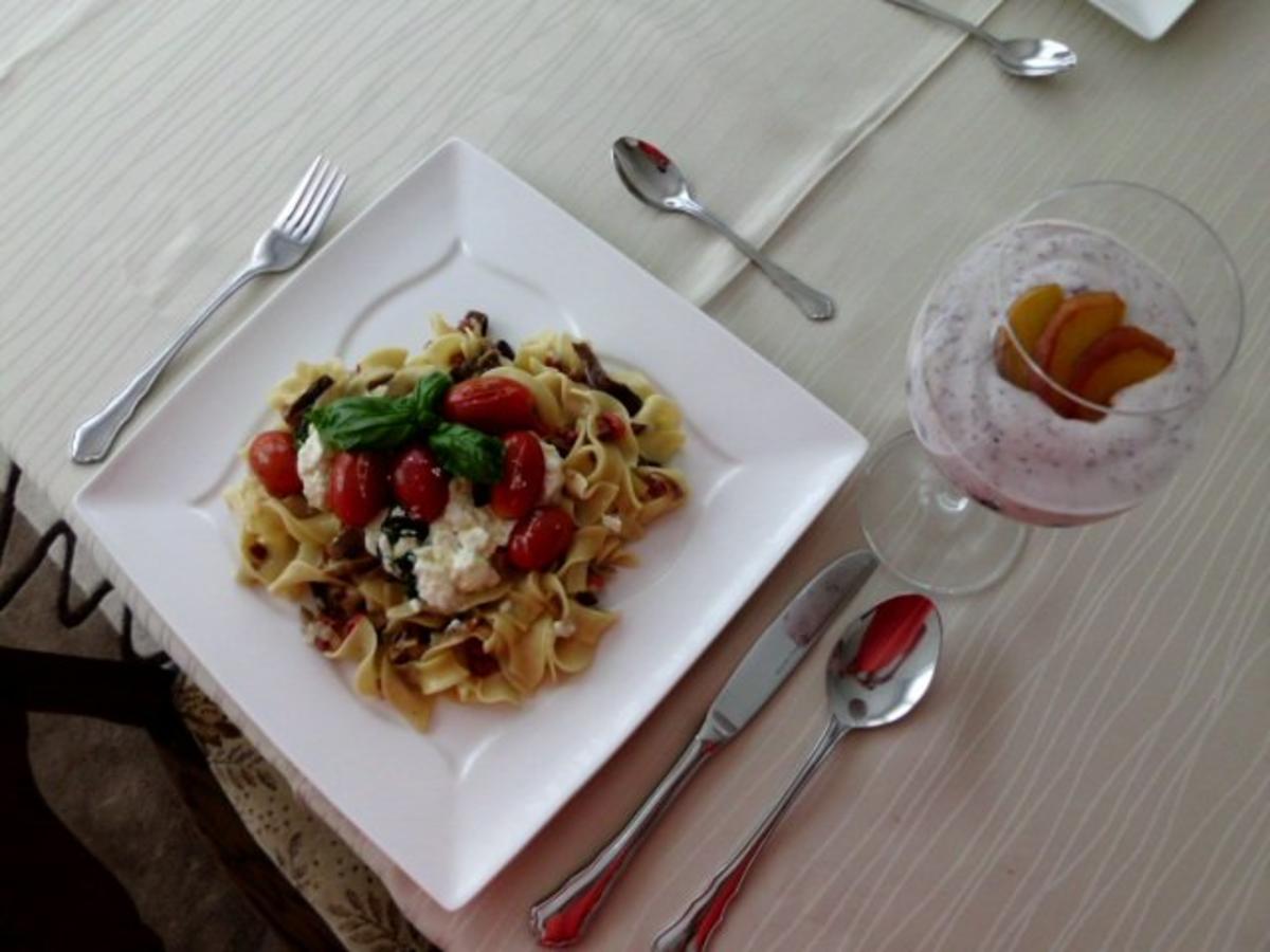Pasta in einer Schinken-Pilz-Sahne Sauce, dazu Schafskäse, Tomaten mit Basilkum - Rezept - Bild Nr. 14