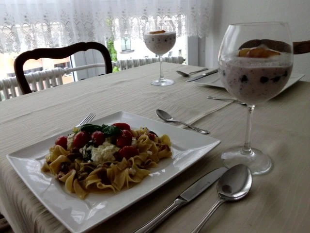 Rezept: Pasta in einer Schinken-Pilz-Sahne Sauce, dazu Schafskäse, Tomaten mit Basilkum Bild Nr. 15 Pasta in einer Schinken-Pilz-Sahne Sauce, dazu Schafskäse, Tomaten mit Basilkum - Rezept - Bild Nr. 15