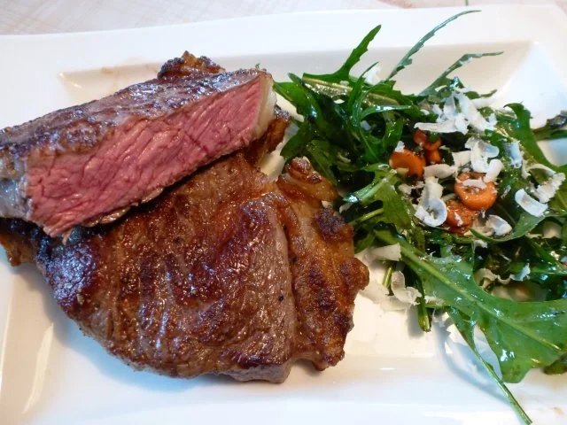 Rosmarin-Rumpsteaks NT gegart mit Ruccola-Möhrensalat - Rezept