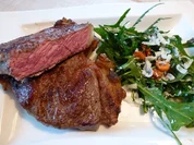 Rosmarin-Rumpsteaks NT gegart mit Ruccola-Möhrensalat - Rezept