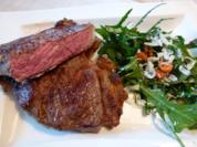 Rosmarin-Rumpsteaks NT gegart mit Ruccola-Möhrensalat - Rezept