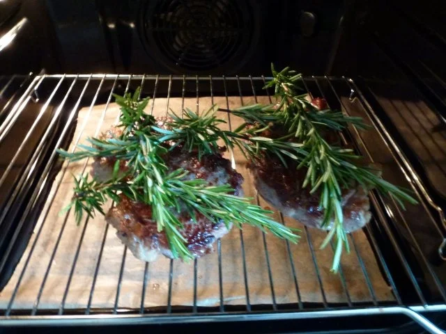 Rosmarin-Rumpsteaks NT gegart mit Ruccola-Möhrensalat - Rezept - Bild Nr. 5