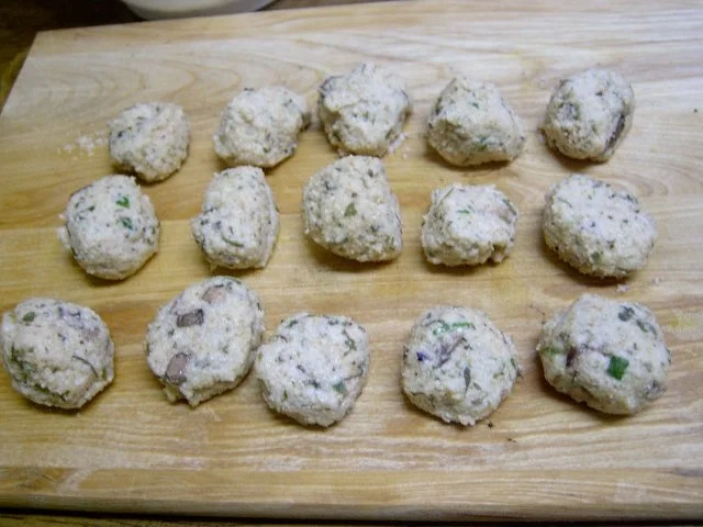 Suppenknödel / Grießklösse mit Kräutern und Pecorino - Rezept
