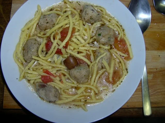 Rezept: Champignonbrühe mit Tomaten, Nudeln und Grießklößen Bild Nr. 3 Champignonbrühe mit Tomaten, Nudeln und Grießklößen - Rezept - Bild Nr. 3