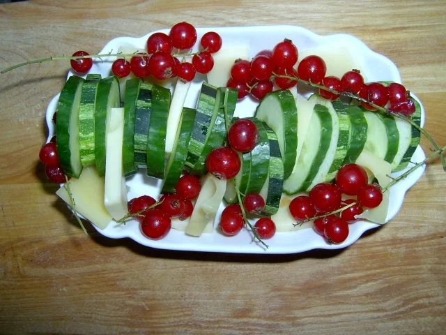 Gurken-Zucchini Nachtisch mit Johannisbeeren - Rezept