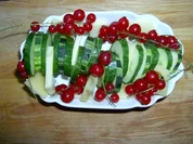 Gurken-Zucchini Nachtisch mit Johannisbeeren - Rezept