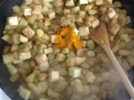 Rezept: Auberginen in Kurkuma und sauerer Sahne Bild Nr. 4 Auberginen in Kurkuma und sauerer Sahne - Rezept - Bild Nr. 4