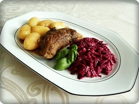 Rinderrouladen mit Drillingskartoffeln und Rote Bete Salat dazu. - Rezept - Bild Nr. 2