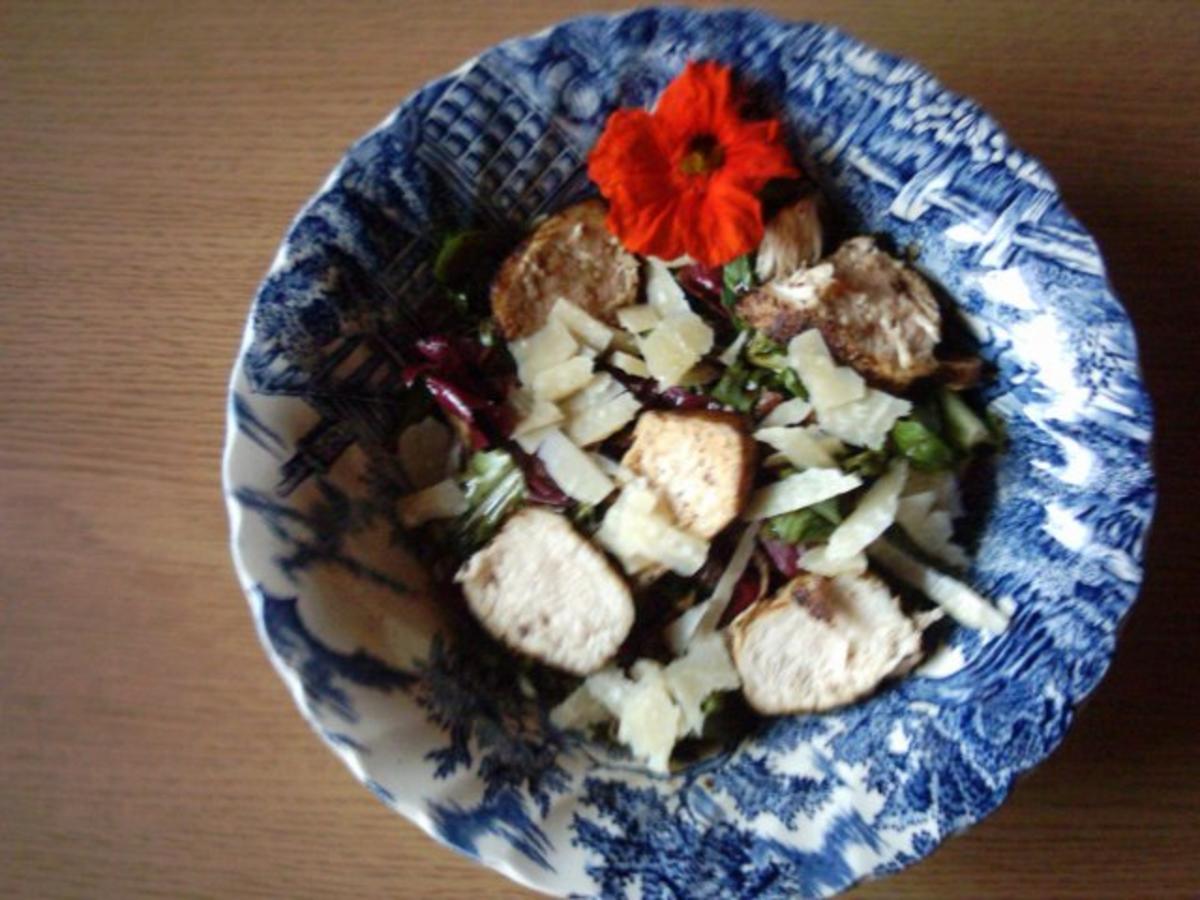 Hähnchenbruststreifen auf Salat mit Senf / Honigdressing - Rezept ...