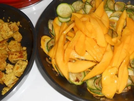 Curry-Mango-Tofu auf Zucchini-Mango-Gemüse - Rezept - Bild Nr. 7