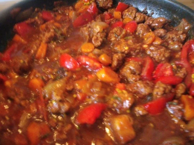 Tomaten-Hackpfanne mit  Kartoffel-Zwiebel -Möhrenstampf - Rezept - Bild Nr. 2