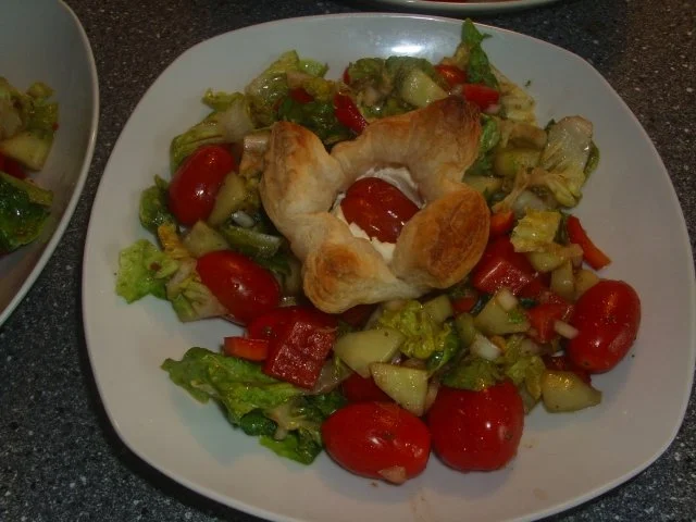 Rezept: Blätterteigkörbchen mit Ziegenkäse und Tomate Blätterteigkörbchen mit Ziegenkäse und Tomate - Rezept