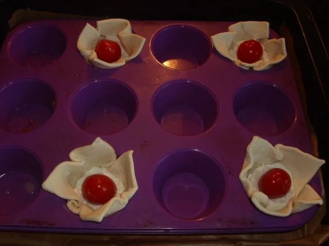 Rezept: Blätterteigkörbchen mit Ziegenkäse und Tomate Bild Nr. 2 Blätterteigkörbchen mit Ziegenkäse und Tomate - Rezept - Bild Nr. 2