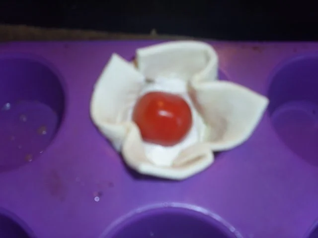 Rezept: Blätterteigkörbchen mit Ziegenkäse und Tomate Bild Nr. 3 Blätterteigkörbchen mit Ziegenkäse und Tomate - Rezept - Bild Nr. 3