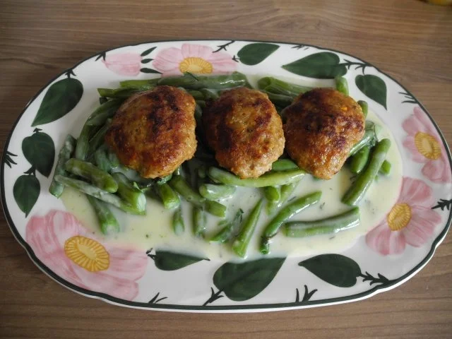 Rezept: Hackfleisch : Frikadellen auf jungen Bohnen an falscher Souce Hollandaise Hackfleisch : Frikadellen auf jungen Bohnen an falscher Souce Hollandaise - Rezept