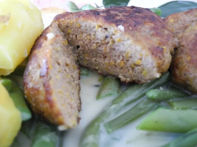 Rezept: Hackfleisch : Frikadellen auf jungen Bohnen an falscher Souce Hollandaise Bild Nr. 3 Hackfleisch : Frikadellen auf jungen Bohnen an falscher Souce Hollandaise - Rezept - Bild Nr. 3