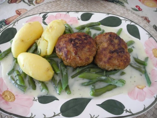 Rezept: Hackfleisch : Frikadellen auf jungen Bohnen an falscher Souce Hollandaise Bild Nr. 2 Hackfleisch : Frikadellen auf jungen Bohnen an falscher Souce Hollandaise - Rezept - Bild Nr. 2
