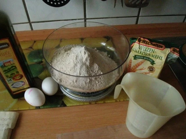 Rezept: Vollkornpizzateig ohne Hefe das Original ist von Armin Rossmeyer der Fernsehkoch vom ZDF Bild Nr. 2 Vollkornpizzateig ohne Hefe das Original ist von Armin Rossmeyer der Fernsehkoch vom ZDF - Rezept - Bild Nr. 2