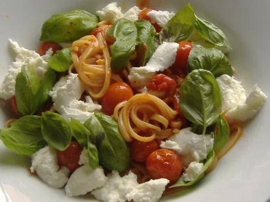 Rezept: Linguine alla caprese mit Büffelmozzarella Linguine alla caprese mit Büffelmozzarella - Rezept