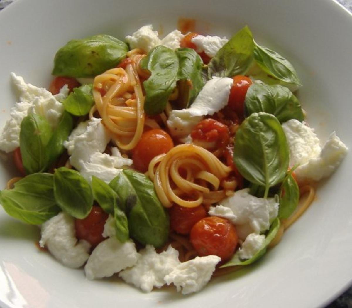 Linguine alla caprese mit Büffelmozzarella - Rezept - kochbar.de