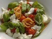 Linguine alla caprese mit Büffelmozzarella - Rezept