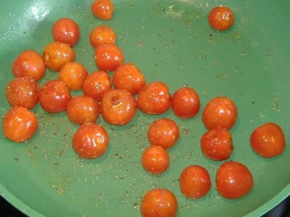 Rezept: Linguine alla caprese mit Büffelmozzarella Bild Nr. 2 Linguine alla caprese mit Büffelmozzarella - Rezept - Bild Nr. 2