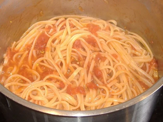 Rezept: Linguine alla caprese mit Büffelmozzarella Bild Nr. 3 Linguine alla caprese mit Büffelmozzarella - Rezept - Bild Nr. 3