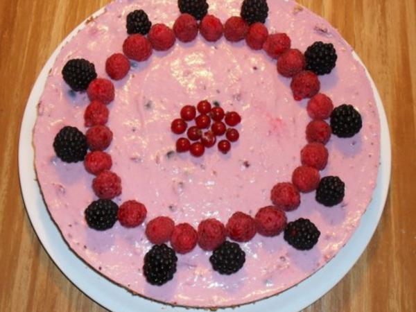 Rote Grütze Torte mit Paradiescreme und Sahne Rezepte