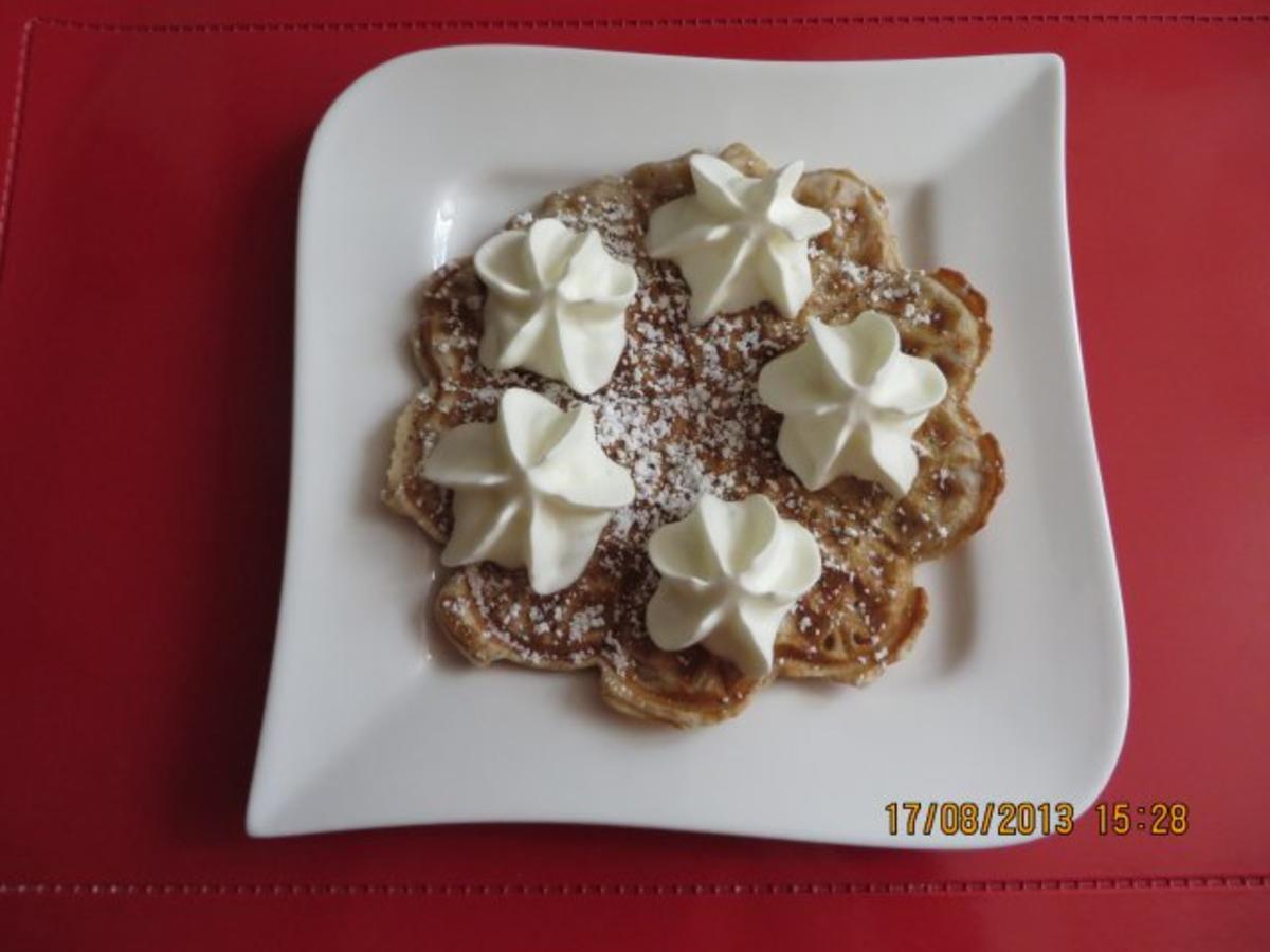 Kuchen: Walnuss-Cremefraiche-Waffeln - Rezept