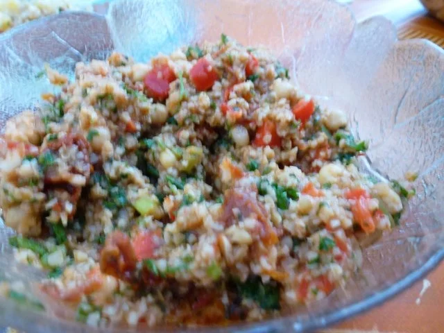 Ein Bulgursalat zu gegrilltem und ein Dessert für hinterher - Rezept