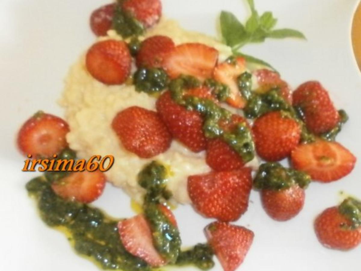 Milchreis mit süßem Minz Pesto und Erdbeeren - einfach - 114 kcal/100g