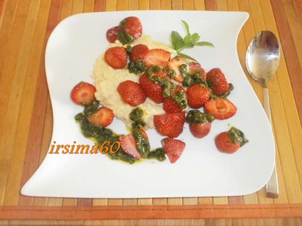 Milchreis mit süßem Minz - Pesto und Erdbeeren - Rezept