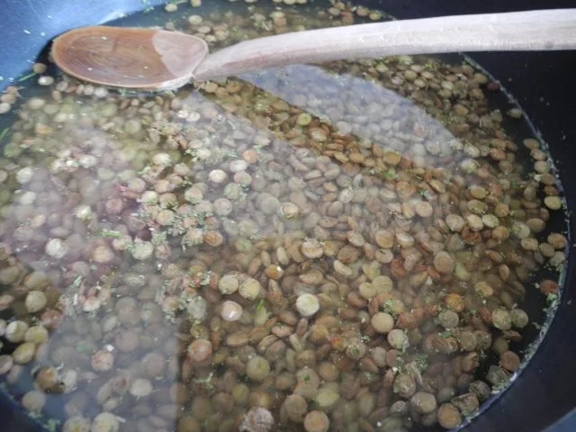 Linsen mit Saitenwürstchen und Bratkartoffeln mit Ei - Rezept - Bild Nr. 7